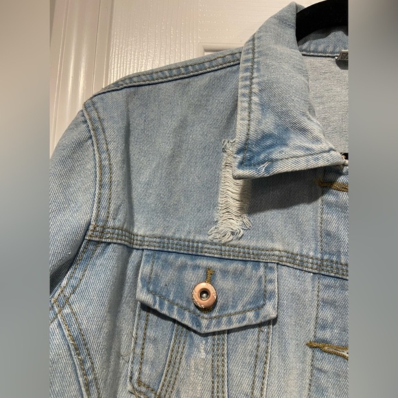 NWT New Collection Size M Light Wash Cotton Stretch Distressed Denim Jean Jacket - Picture 4 of 13